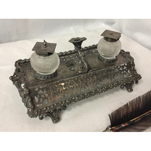 21 - AN ORNATE FILIGREE STYLE SILVER PLATE DESK SET COMPRISING TWO GLASS INK WELLS WITH SILVER PLATE LIDS... 