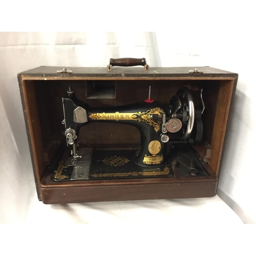 36 - A BOXED VINTAGE SINGER SEWING MACHINE, SERIAL NUMBER EC625798 (WITH FRONT COVER)