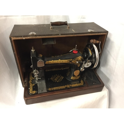 36 - A BOXED VINTAGE SINGER SEWING MACHINE, SERIAL NUMBER EC625798 (WITH FRONT COVER)