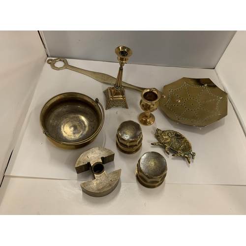 164 - VARIOUS BRASS ITEMS TO INCLUDE A SKILLET, CANDLESTICK, ETC