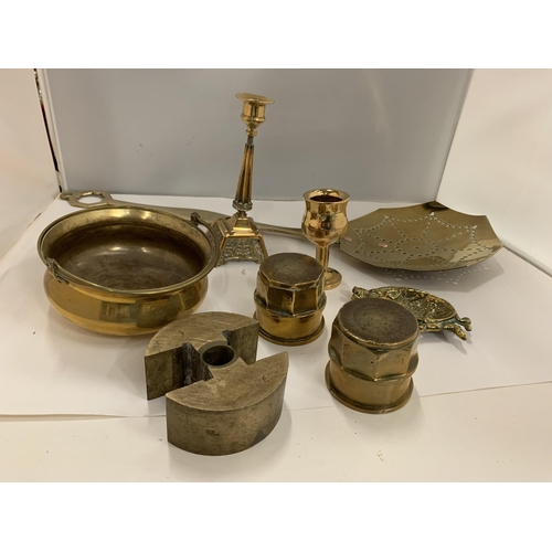 164 - VARIOUS BRASS ITEMS TO INCLUDE A SKILLET, CANDLESTICK, ETC