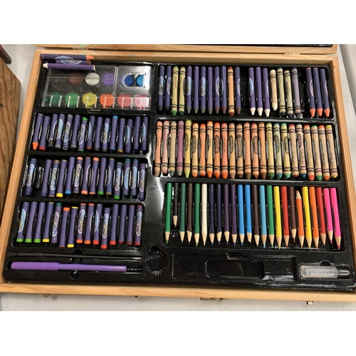 167 - A LARGEARTISTS CASE OF CRAYONS, FELT TIP PENS, ETC