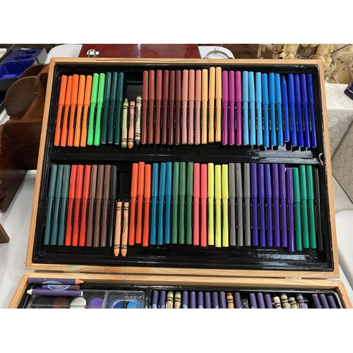 167 - A LARGEARTISTS CASE OF CRAYONS, FELT TIP PENS, ETC