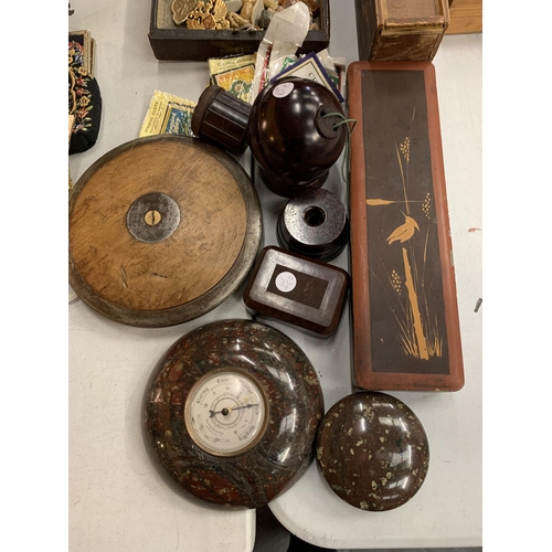 168 - A LARGE QUANTITY OF TREEN AND COLLECTABLES TO INCLUDE, A BOX OF DOMINOES, DISCUS, BOXES, CLOTH BADGE... 