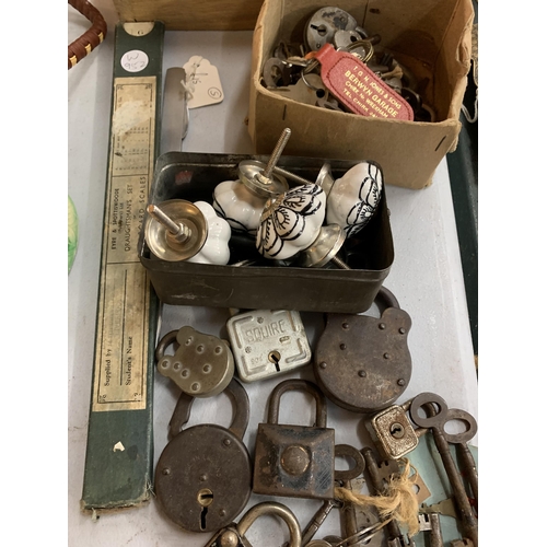 176 - A MIX OF ITEMS TO INCLUDE VINTAGE LOCKS, KEYS, A DRAUGHTSMANS SET OF CARDBOARD SCALES, CERAMIC KNOBS... 