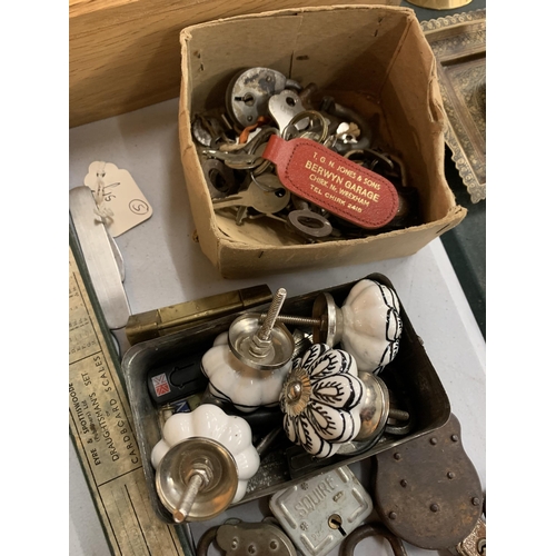 176 - A MIX OF ITEMS TO INCLUDE VINTAGE LOCKS, KEYS, A DRAUGHTSMANS SET OF CARDBOARD SCALES, CERAMIC KNOBS... 