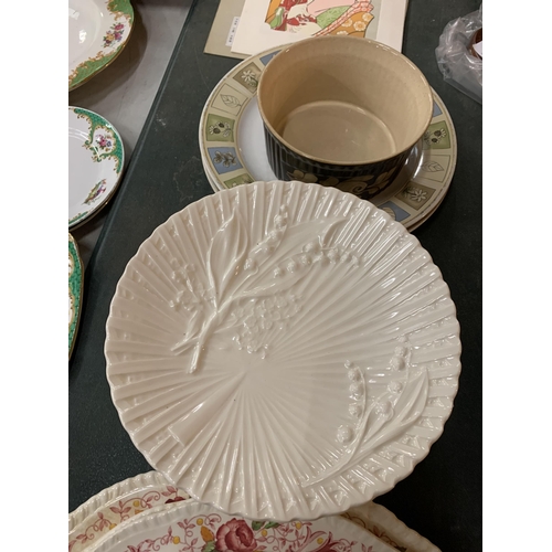 189 - A QUANTITY OF ITEMS TO INCLUDE PLATES, A CAKE STAND,AND A PRINT OF AN ORIENTAL LADY