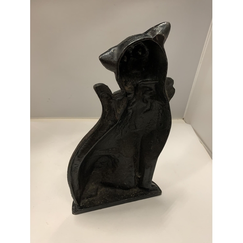 207 - A CAST IRON CAT DOOR STOP, HEIGHT 38CM