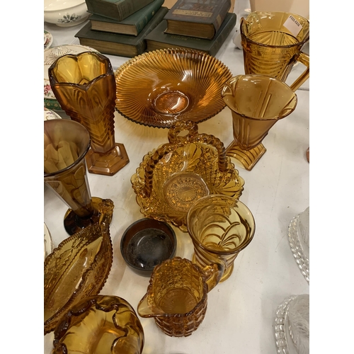 223 - A QUANTITY OF AMBER GLASSWARE TO INCLUDE VASES, JUGS, BOWLS, ETC