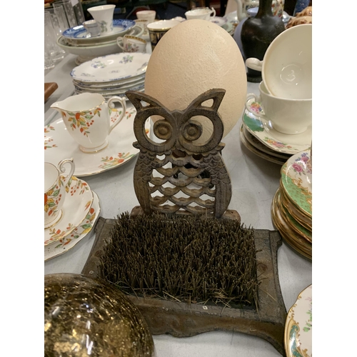 225 - A COLLECTION OF ITEMS TO INCLUDE AN OSTRICH EGG ON A STAND, AN OWL CAST IRON BRUSH SHOE CLEANER, A L... 