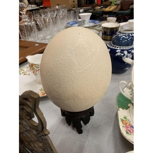 225 - A COLLECTION OF ITEMS TO INCLUDE AN OSTRICH EGG ON A STAND, AN OWL CAST IRON BRUSH SHOE CLEANER, A L... 