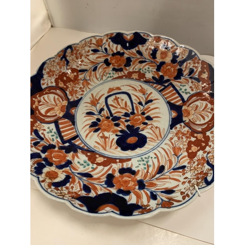 103 - A LARGE ORIENTAL IMARI CHARGER WIDTH 37CM