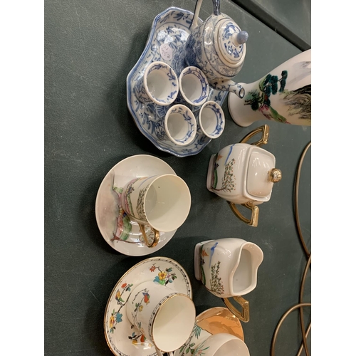 104 - A QUANTITY OF PATTERNED CERAMICS TO INCLUDE BLUE AND WHITE ORIENTAL STYLE MINIATURE TEAPOT AND TEA B... 