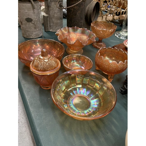 137 - A QUANTITY OF IRRIDESCENT ORANGE CARNIVAL GLASS TO INCLUDE BOWLS, ETC