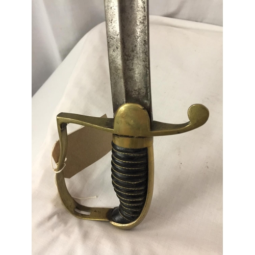 407 - A POSSIBLY 19TH CENTURY POLICE SWORD, 71CM CURVED BLADE, BRASS STIRRUP HILT