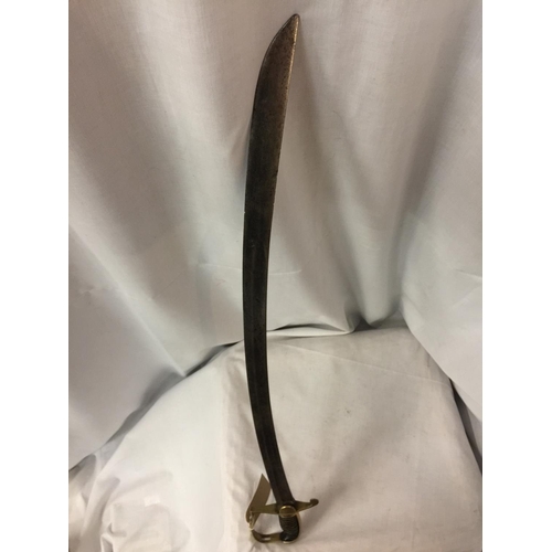 407 - A POSSIBLY 19TH CENTURY POLICE SWORD, 71CM CURVED BLADE, BRASS STIRRUP HILT