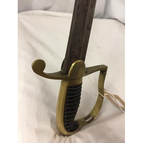 407 - A POSSIBLY 19TH CENTURY POLICE SWORD, 71CM CURVED BLADE, BRASS STIRRUP HILT