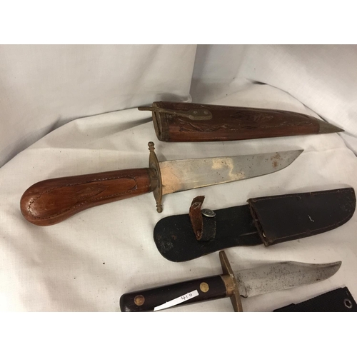 410 - A COLLECTION OF THREE KNIVES COMPRISING BOWIE KNIFE, 14.5CM BLADE, MODERN JAPANESE KNIFE, 11.5CM BLA... 