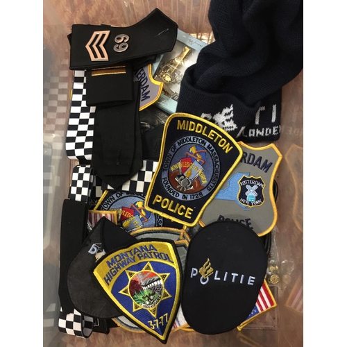 413 - A COLLECTION OF POLICE ITEMS TO INCLUDE BADGES, PLAQUES, VESTS, HANDCUFFS ETC