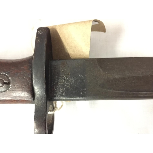 416 - A WORLD WAR I 1907 PATTERN BAYONET 4.35CM BLADE MARKER VICKERS, SCABBARD AND FROG