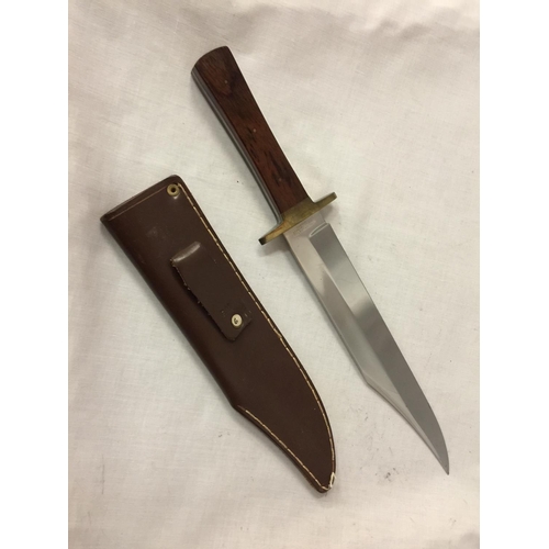 417 - A LARGE BOWIE KNIFE, 24CM BLADE, LEATHER SCABBARD