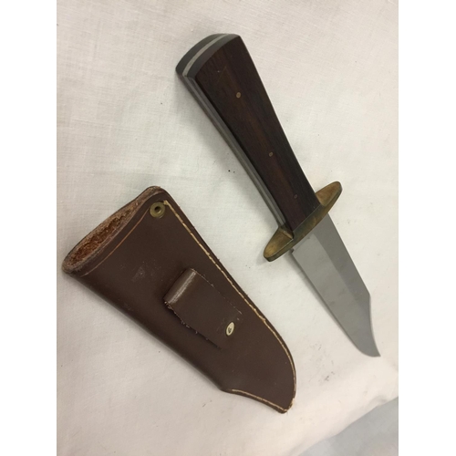 417 - A LARGE BOWIE KNIFE, 24CM BLADE, LEATHER SCABBARD