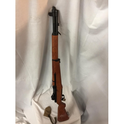 424 - A DENIX NON FIRING M1 GARAND SEMI AUTOMATIC RIFLE, 59CM BARREL