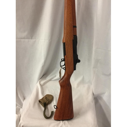 424 - A DENIX NON FIRING M1 GARAND SEMI AUTOMATIC RIFLE, 59CM BARREL