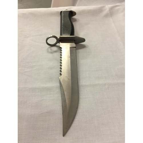 446 - A BOWIE/BAYONET, 20CM BLADE WITH SAW BACK