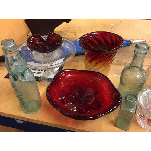 490 - A MIXED COLLECTION OF CLEAR AND COLOURED GLASSWARE TO INCLUDE VINTAGE BOTTLES, CAKE STAND, DECANTERS... 