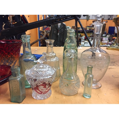 490 - A MIXED COLLECTION OF CLEAR AND COLOURED GLASSWARE TO INCLUDE VINTAGE BOTTLES, CAKE STAND, DECANTERS... 