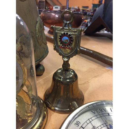 499 - A MIXED BRASS COLLECTION TO INCLUDE A DECORATIVE BUCKET, COMPASS, BELL, DOORPLATE ETC.