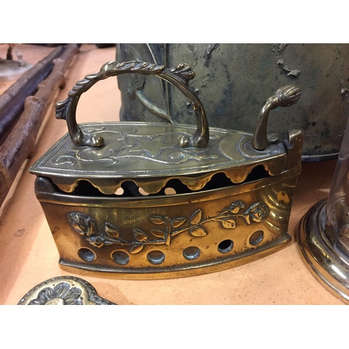 499 - A MIXED BRASS COLLECTION TO INCLUDE A DECORATIVE BUCKET, COMPASS, BELL, DOORPLATE ETC.