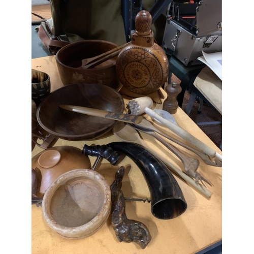 298 - A LARGE AMOUNT OF TREEN ITEMS TO INCLUDE A SALT BOX, BOWLS, UTENSILS, HORNS, ANIMALS, ETC