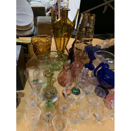 300 - A QUANTITY OF GLASSWARE TO INCLUDE VASES, JUGS, A COCKEREL, DRINKING GLASSES, ETC