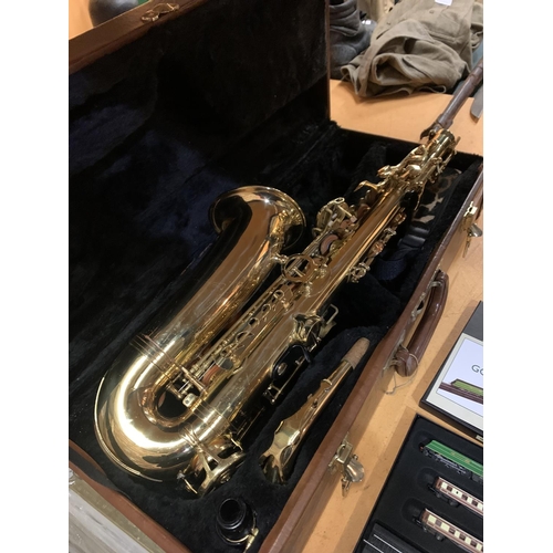 486 - A GOLD LACQUERED E.L. RHART SAXOPHONE IN CASE