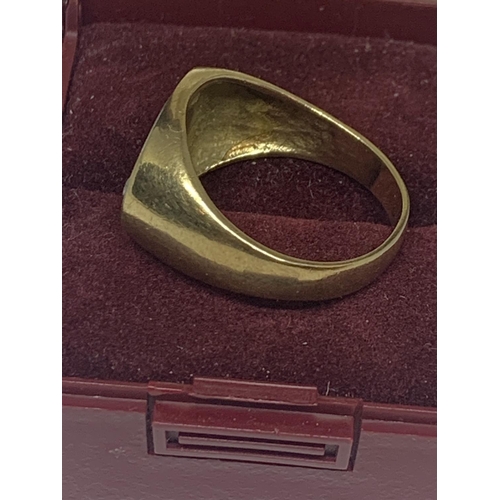 519 - A HEAVY 9 CARAT GOLD RING WITH CLEAR STONE CHIPS GROSS WEIGHT 6 GRAMS IN A PRESENTAION BOX