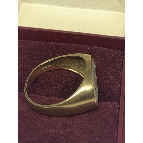 519 - A HEAVY 9 CARAT GOLD RING WITH CLEAR STONE CHIPS GROSS WEIGHT 6 GRAMS IN A PRESENTAION BOX