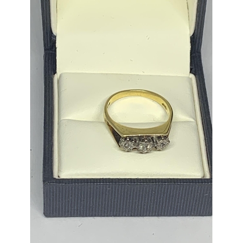 521 - AN 18 CARAT GOLD RING WITH THREE IN LINE DIAMONDS IN A PRESENTATION BOX