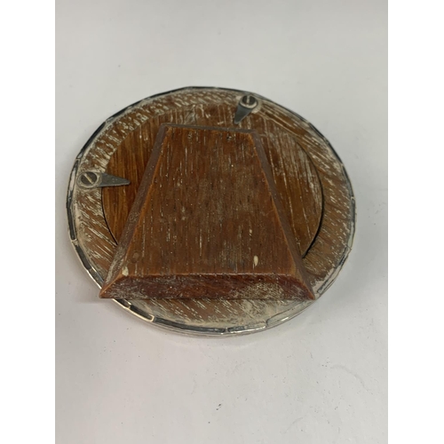 528 - AN INDISTINCT HALLMARKED CIRCULAR PHOTOGRAPH FRAME 7.5 CM DIAMETER