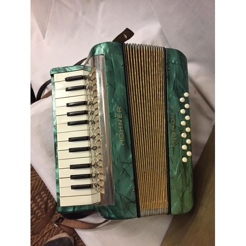 121 - A VINTAGE GERMAN HOHNER MIGNON II ACCORDIAN SERIAL NUMBER 11931 IN GOOD WORKING BUT NO WARRANTY GIVE... 