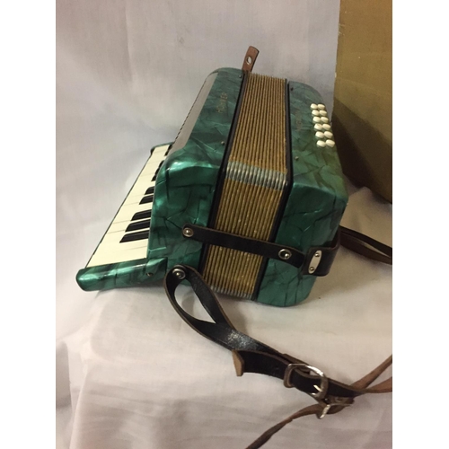 121 - A VINTAGE GERMAN HOHNER MIGNON II ACCORDIAN SERIAL NUMBER 11931 IN GOOD WORKING BUT NO WARRANTY GIVE... 