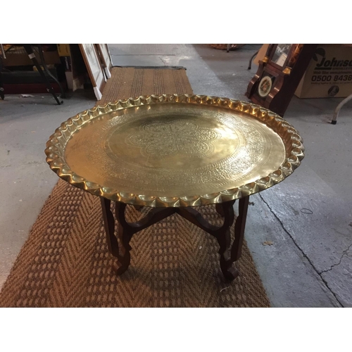 96A - A LARGE DECORATIVE BRASS CHARGER WITH PIE CRUST EDGING ON WOODEN STAND, DIAMETER 67CM, HEIGHT 42CM