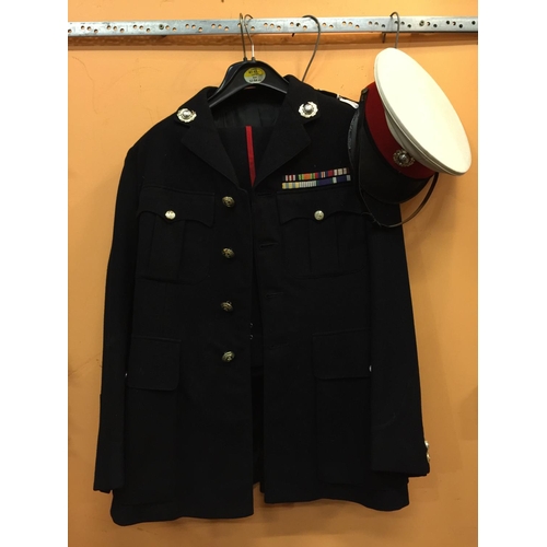 455 - A ROYAL MARINES CAPTAINS DRESS UNIFORM DATED 1961 COMPRISING JACKET AND TROUSERS, THE JACKET WITH GA... 