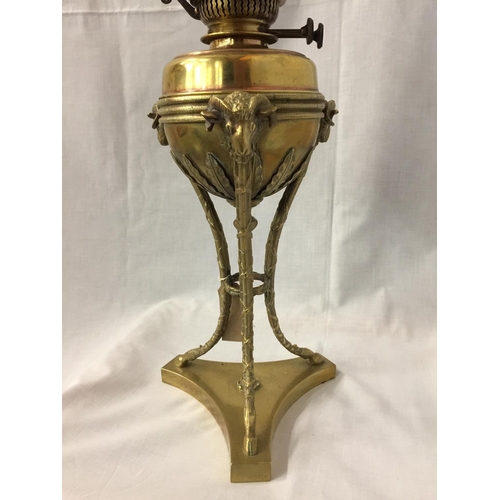 456 - A GOOD QUALITY PRESENTATION BRASS OIL LAMP IN THE MANNER OF ROBERT ADAM, HT 67CM, WITH PRESENTATION ... 