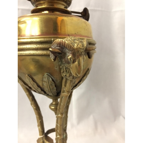 456 - A GOOD QUALITY PRESENTATION BRASS OIL LAMP IN THE MANNER OF ROBERT ADAM, HT 67CM, WITH PRESENTATION ... 