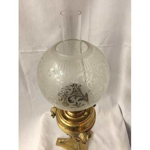 456 - A GOOD QUALITY PRESENTATION BRASS OIL LAMP IN THE MANNER OF ROBERT ADAM, HT 67CM, WITH PRESENTATION ... 