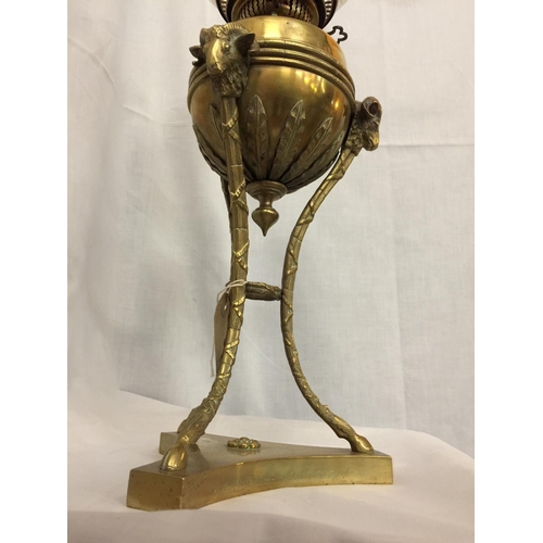 456 - A GOOD QUALITY PRESENTATION BRASS OIL LAMP IN THE MANNER OF ROBERT ADAM, HT 67CM, WITH PRESENTATION ... 