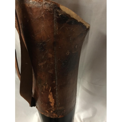 459 - A LATE 19TH/EARLY 20TH CENTURY RARE AND UNUSUAL PAINTED WOOD AND LEATHER PEG LEG, LENGTH 94CM