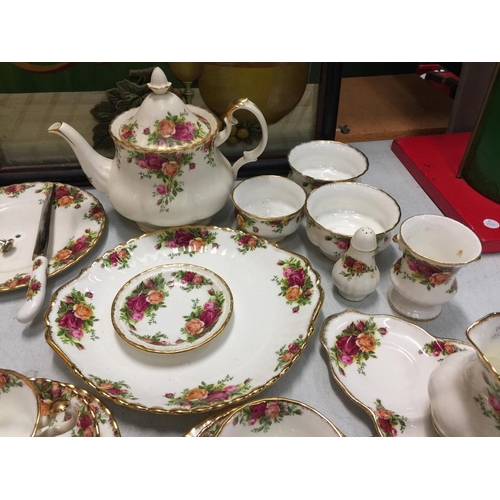 31 - A LARGE COLLECTION OF MAINLY ROYAL ALBERT 'OLD COUNTRY ROSES' TO INCLUDE TEA POT, TRIO'S, SUGAR BOWL... 